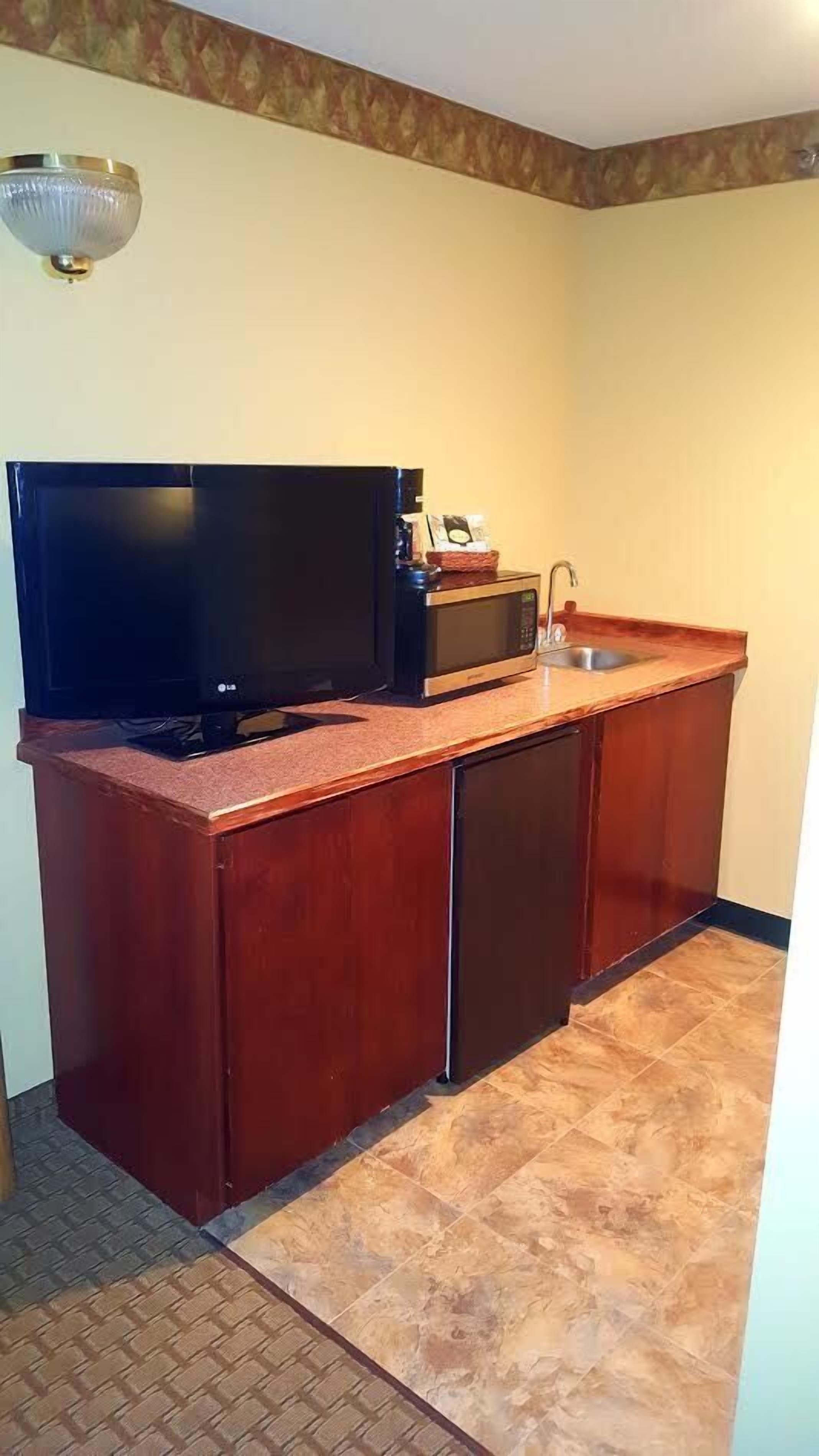 suite, 1 king bed with sofa bed, jetted tub | mini fridge