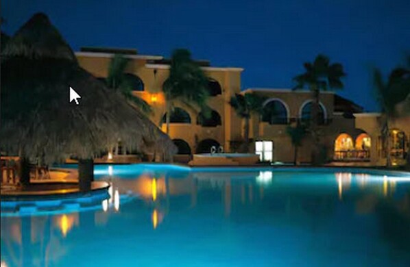 Outdoor pool - Grand Plaza La Paz Hotel & Suites (La Paz)