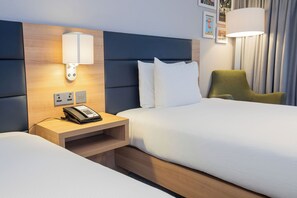 Camera con 2 letti singoli, 2 letti singoli | Biancheria da letto ipoallergenica, una cassaforte in camera