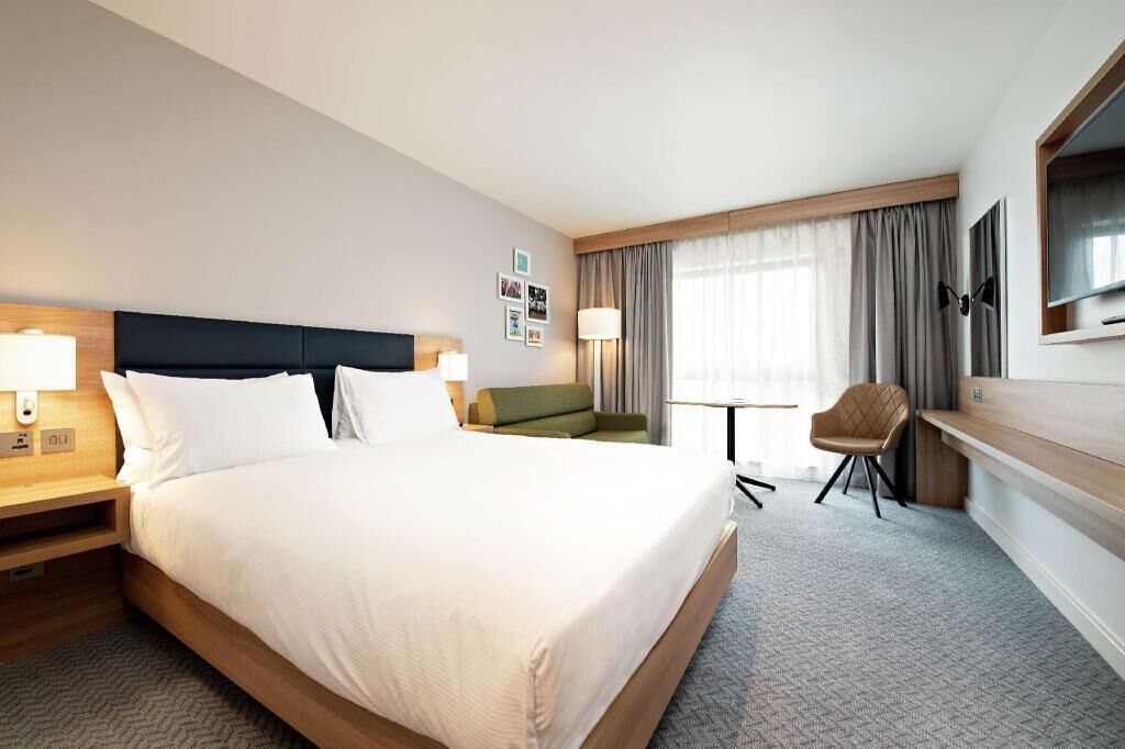 Hypo-allergenic bedding, in-room safe, desk, blackout drapes