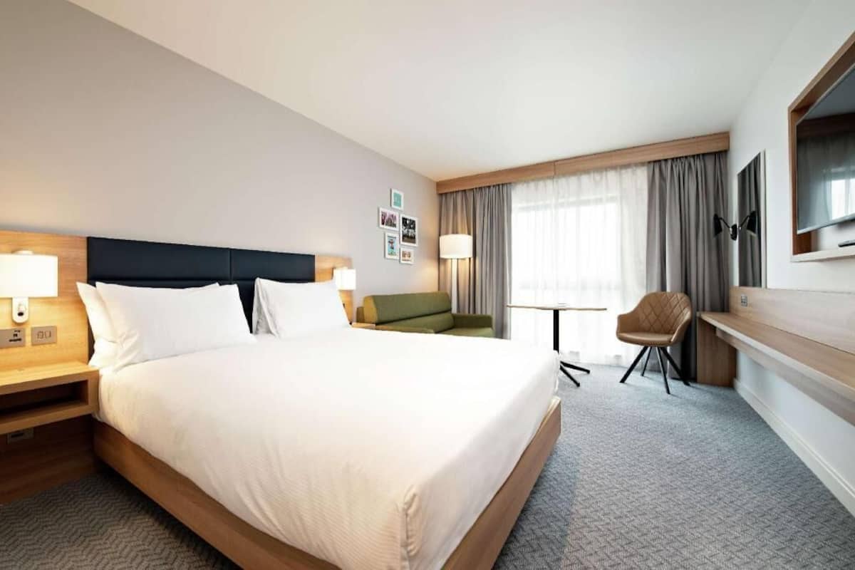 Hypo-allergenic bedding, in-room safe, desk, blackout drapes