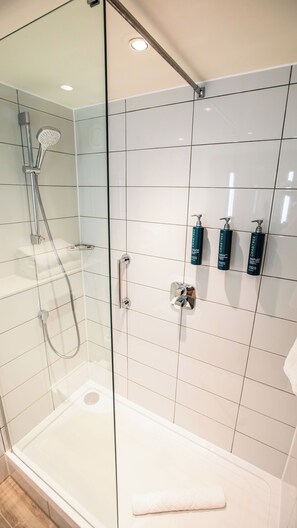 Camera, 1 letto king | Bagno | Combinazione doccia/vasca, asciugacapelli, asciugamani