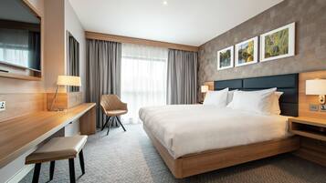 Hypo-allergenic bedding, in-room safe, desk, blackout curtains