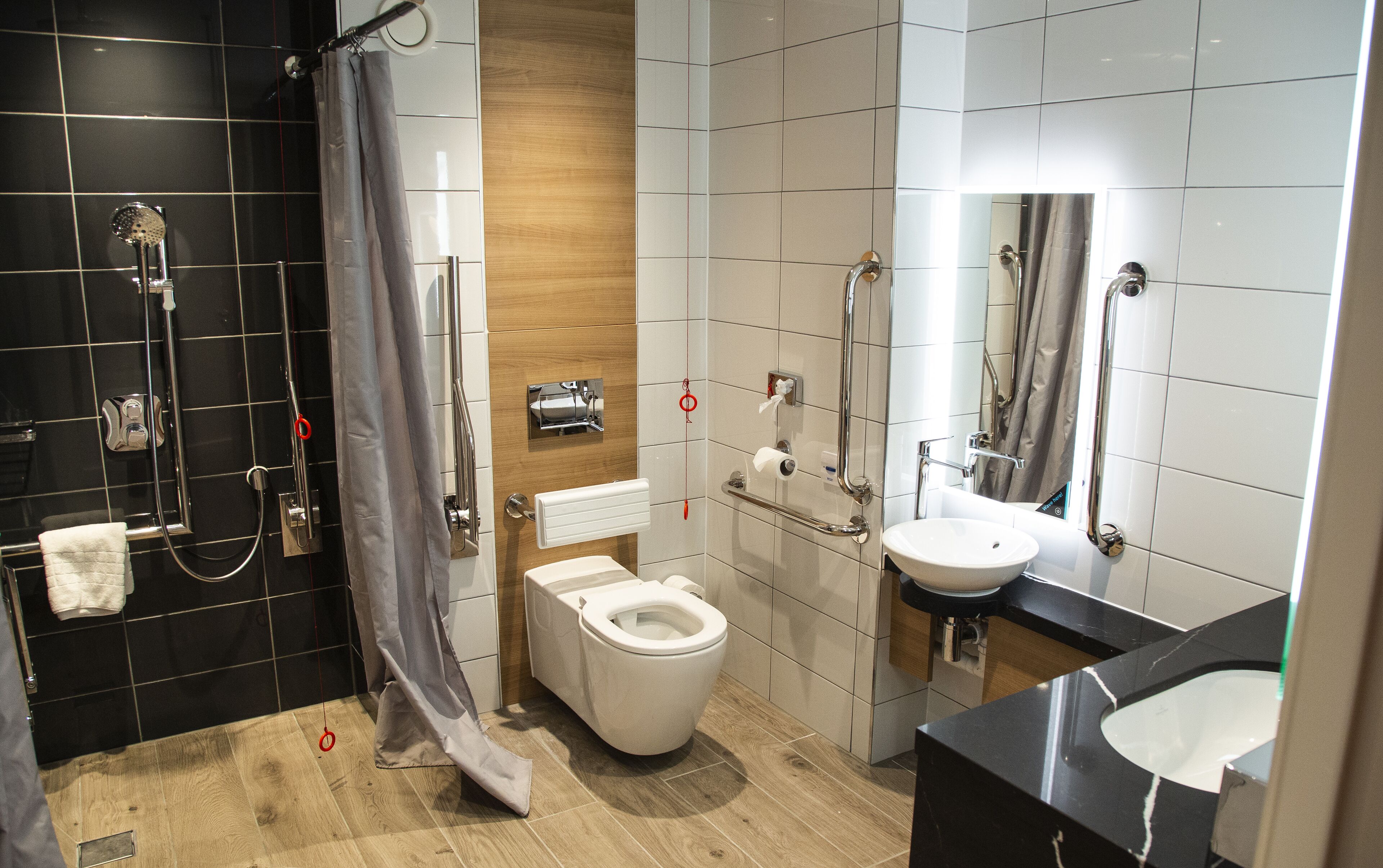 combined shower/bathtub, hair dryer, towels