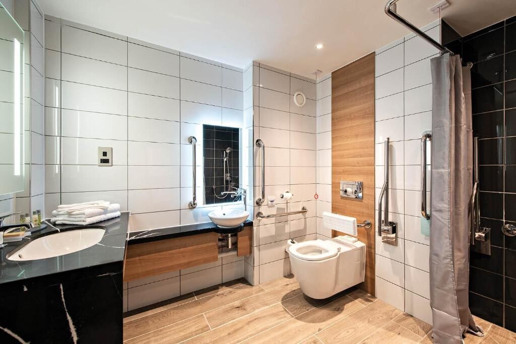 combined shower/bathtub, hair dryer, towels