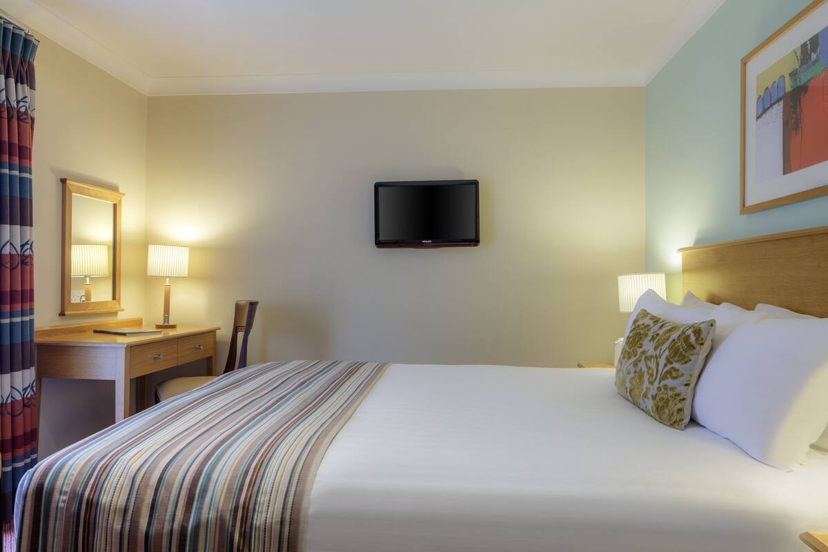 Superior Room | In-room safe, desk, iron/ironing board, WiFi (free)