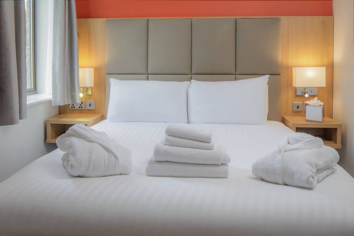 Deluxe Double Room, 1 Double Bed | In-room safe, desk, iron/ironing board, WiFi (free)