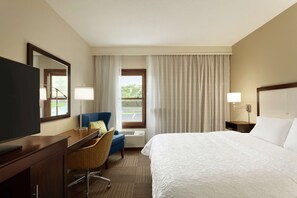 Habitación, 1 cama de matrimonio grande, accesible para personas con discapacidad (Roll-In Shower) | Caja fuerte, escritorio, tabla de planchar con plancha y cunas gratuitas