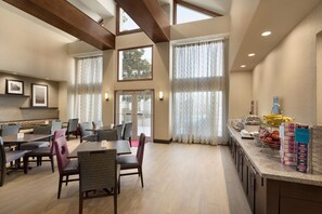 Free daily buffet breakfast  - Hampton Inn & Suites Springdale (Springdale)
