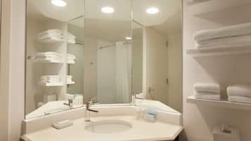 Designer toiletartikelen, een haardroger, handdoeken