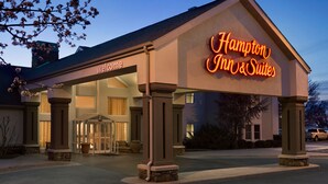 A Hampton Inn & Suites with a 'Welcome' sign, a covered entrance, and a clear sky. - Hampton Inn & Suites Springdale (Springdale)