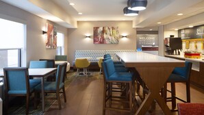 A modern hotel lobby with a bar area, seating arrangements, and a welcoming sign. - Hampton Inn Youngstown/Boardman (Poland)