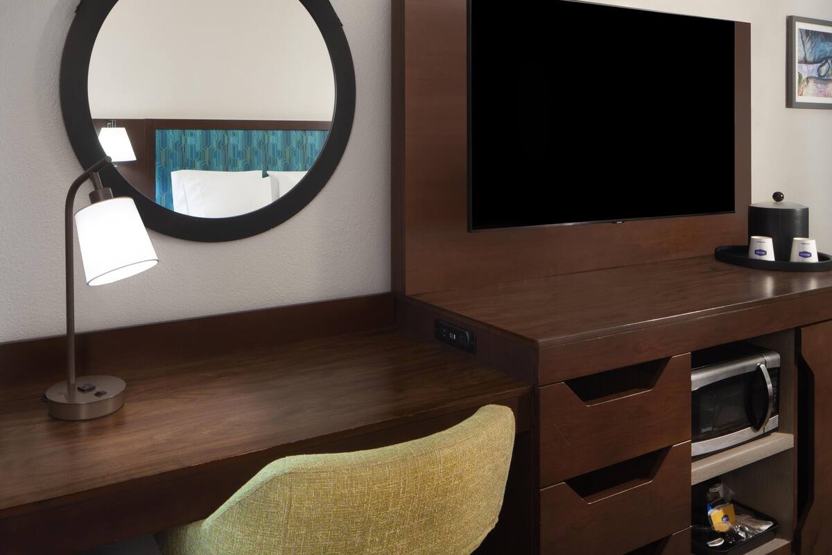 Ropa de cama de alta calidad y caja de seguridad en la habitación 