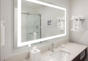 Duschwanne, kostenlose Toilettenartikel, Haartrockner, Handtücher