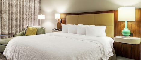 Luxe beddengoed, een kluis op de kamer, een bureau, een laptopwerkplek