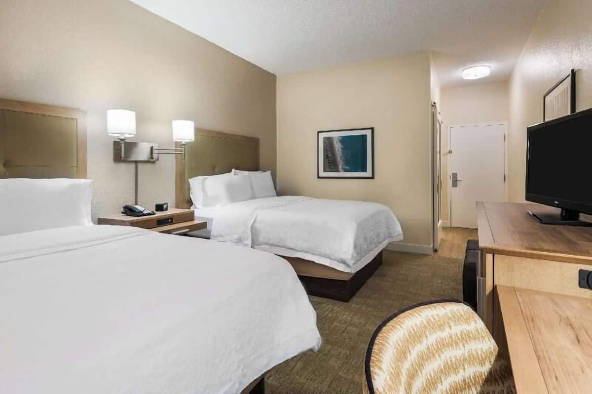 Fer et planche à repasser, lit de bébé (gratuit)