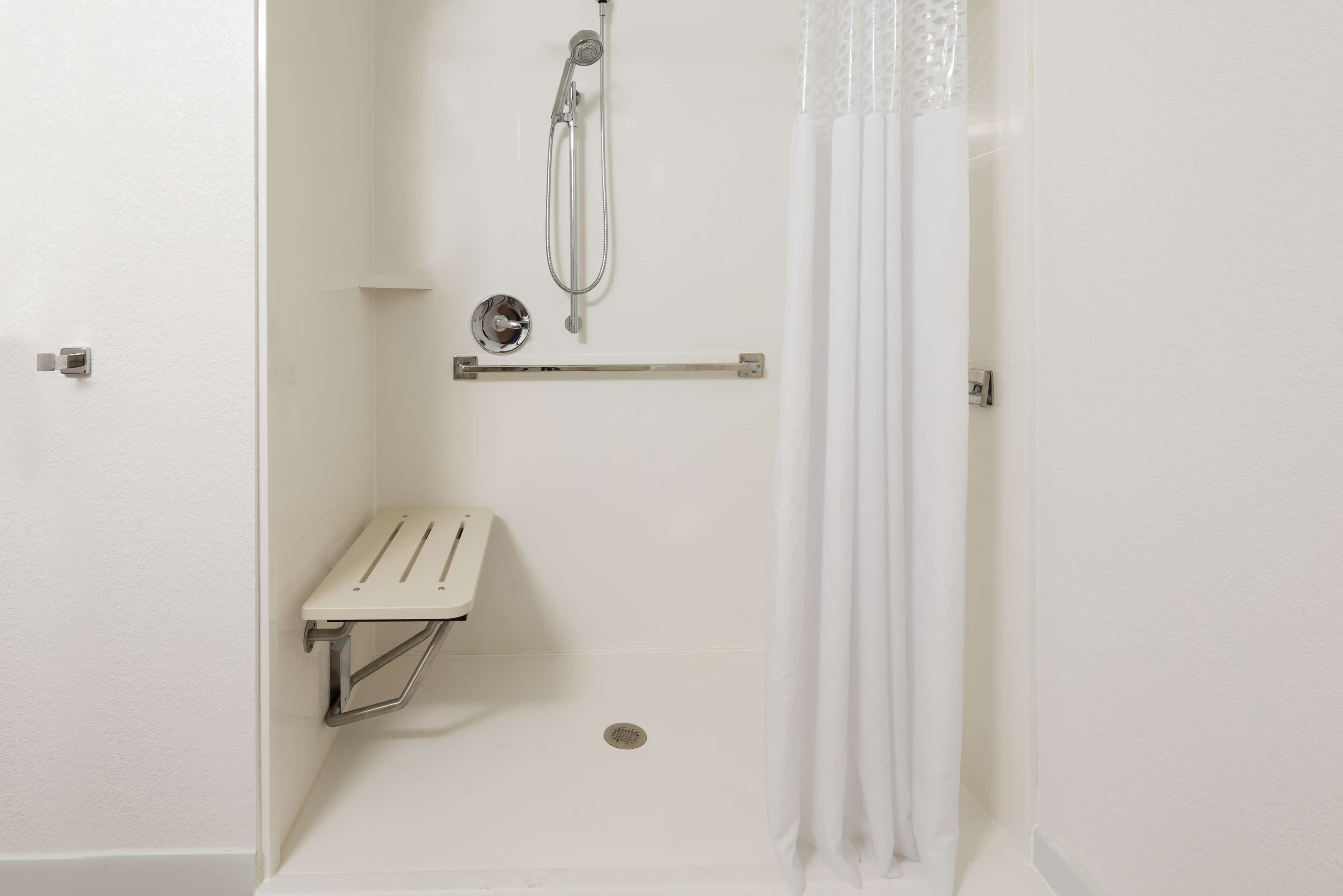 Habitación, 2 camas Queen size (Roll-In Shower) | Regadera en el baño