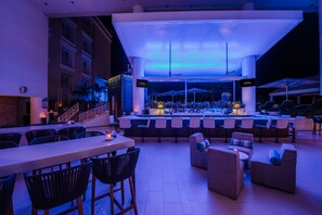8 restaurants, breakfast, lunch, dinner served; international cuisine