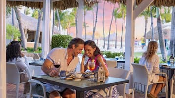 8 restaurantes; se sirven desayunos, almuerzos y cocina internacional