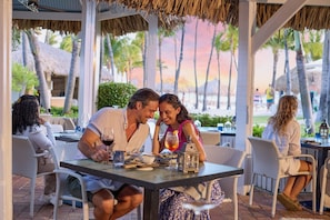 8 restaurants, breakfast, lunch, dinner served; international cuisine - Renaissance Wind Creek Aruba Resort (Oranjestad)