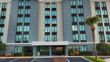 Een modern hotelgebouw met een bord waarop “Comfort Suites” staat.