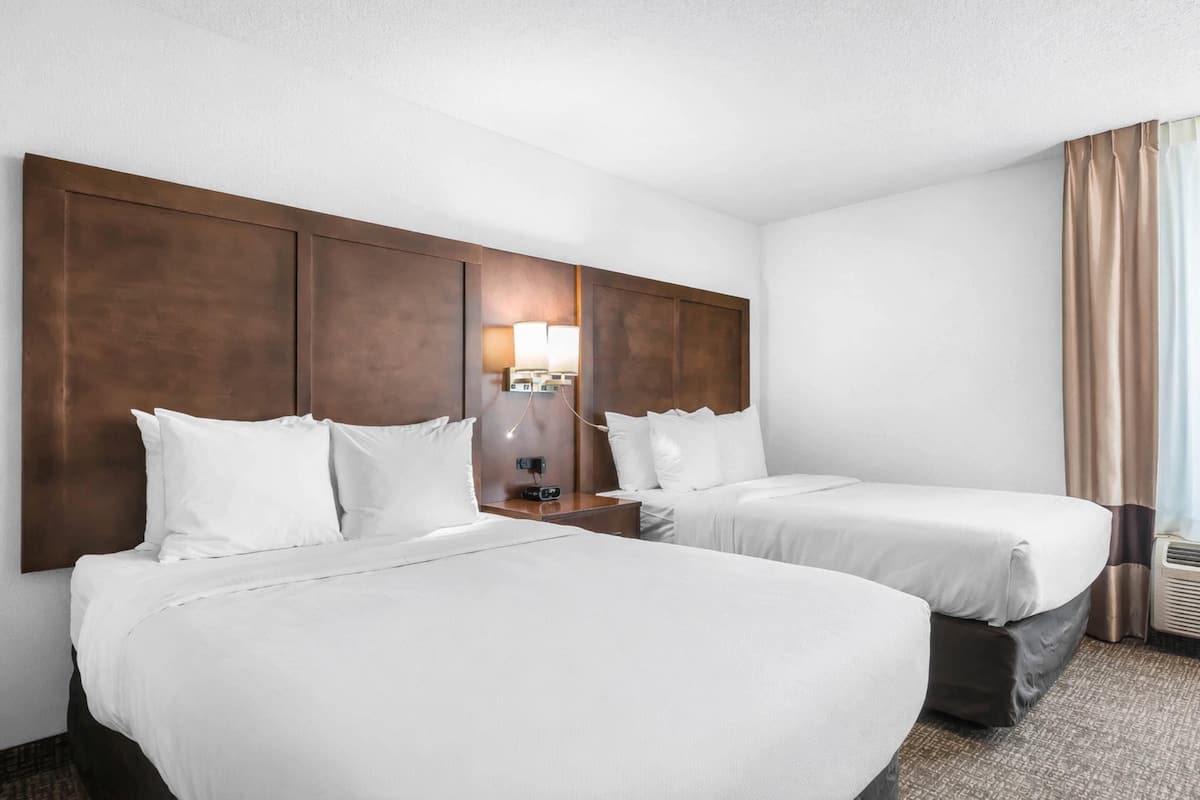 스위트, 더블침대 2개, 금연 | 책상, 암막 커튼, 다리미/다리미판, 무료 유아용 침대