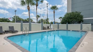 Utomhuspool och solstolar