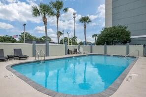 Outdoor pool, sun loungers - Comfort Suites Baymeadows Near Butler Blvd (Jacksonville)