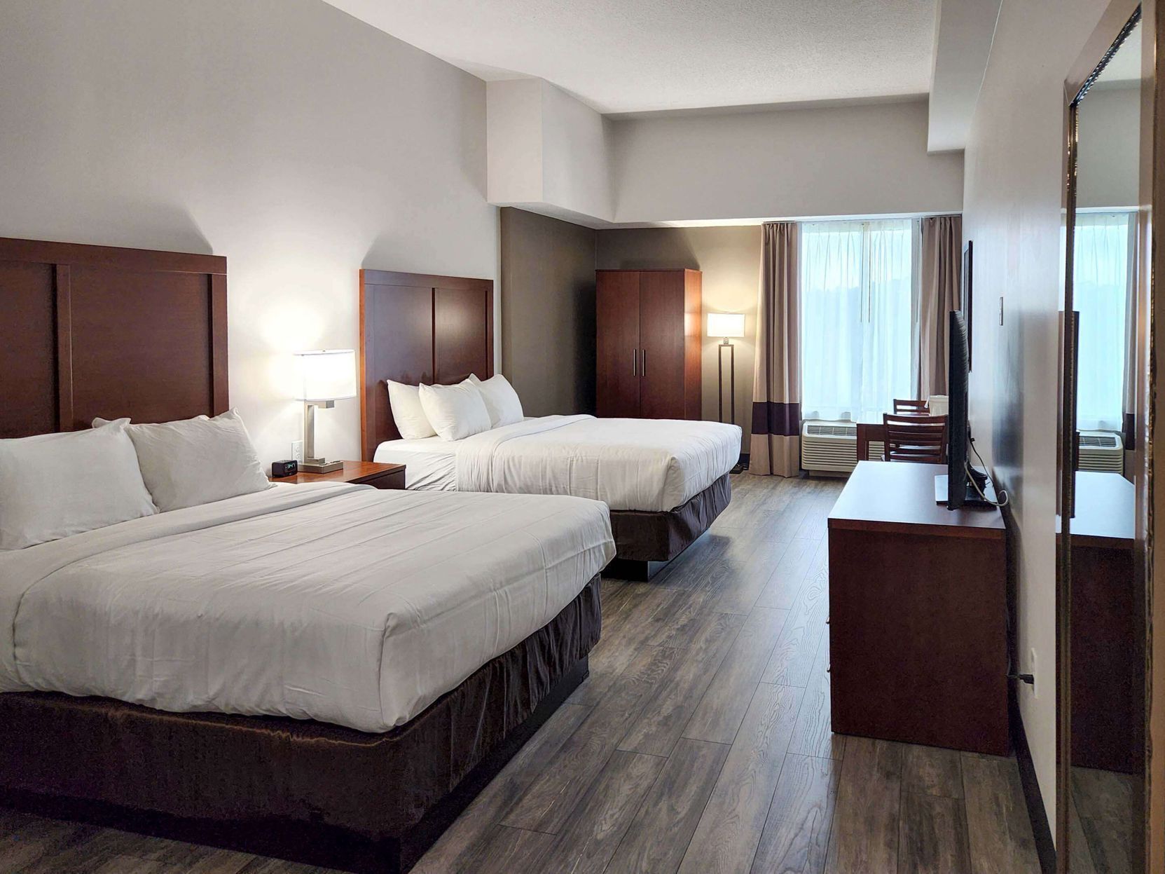 書桌、遮光布/窗簾、熨斗/熨衣板、免費搖籃/嬰兒床