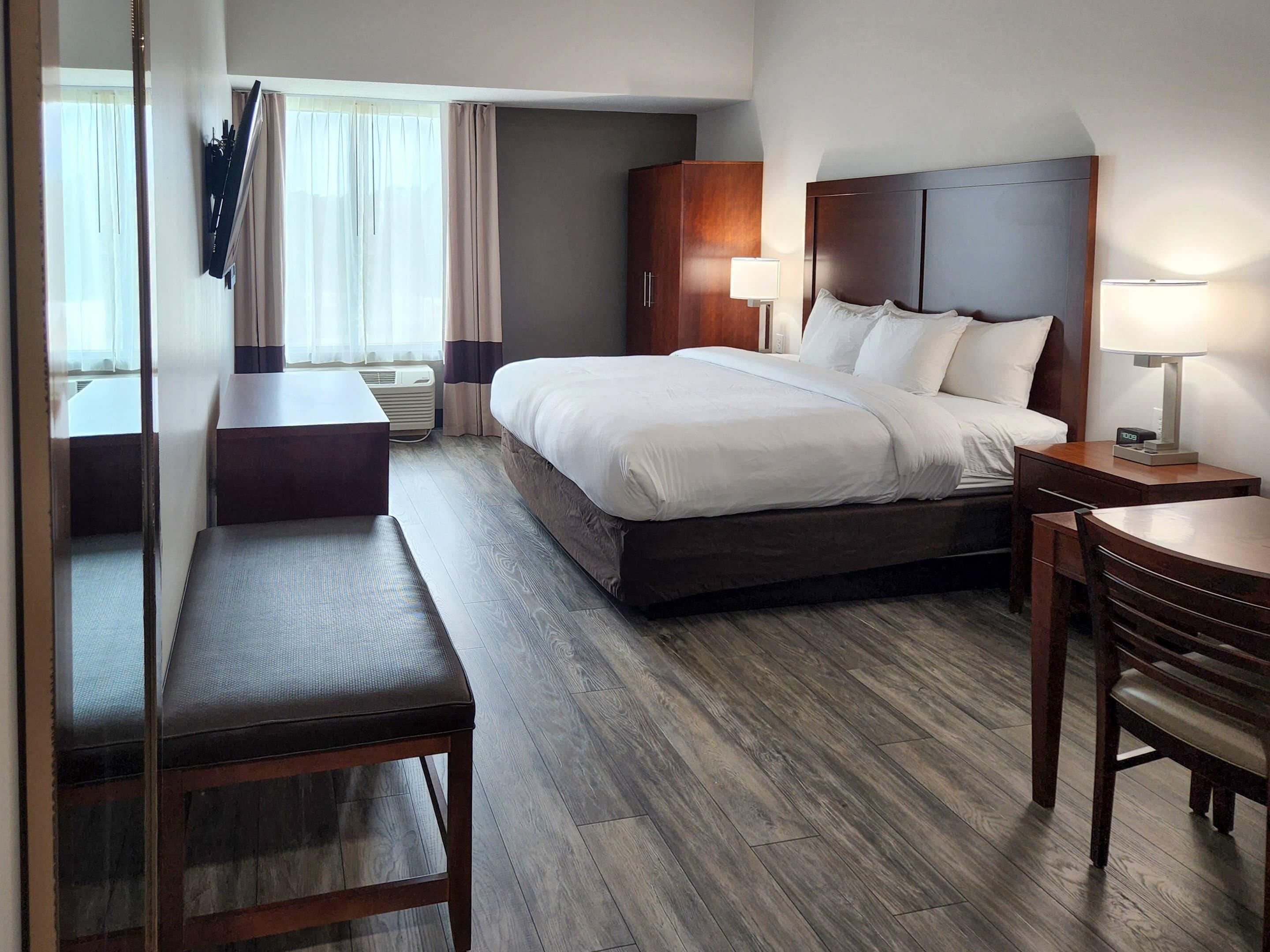 デスク、遮光カーテン、アイロン / アイロン台、ベビーベッド (無料)