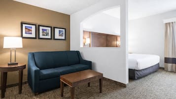 Suíte luxo, para não fumantes | Escrivaninha, cortinas blackout, ferros/tábuas de passar roupa