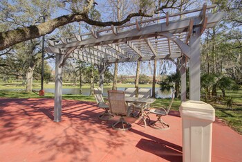 BBQ/picnic area at Clarion Pointe Tampa-Brandon Near Fairgrounds and Casino