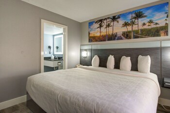 Room, 1 King Bed, Non Smoking (Upgrade) | In-room safe, blackout drapes, iron/ironing board, free WiFi at Clarion Pointe Tampa-Brandon Near Fairgrounds and Casino