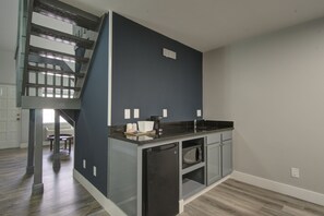 Suite, 1 King Bed, Non Smoking | Living area | 27-inch TV with satellite channels