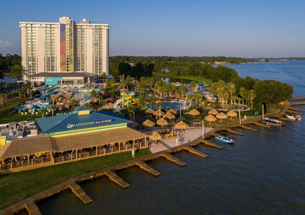A resort with a large hotel, a dining area with a thatched roof, and a water park. - Margaritaville Lake Resort, Lake Conroe/Houston (Montgomery)
