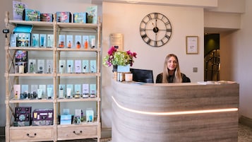 Salas de tratamiento para parejas, un sauna, una bañera de hidromasaje