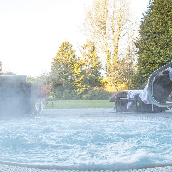 Couples treatment rooms, sauna, hot tub, steam room, body treatments