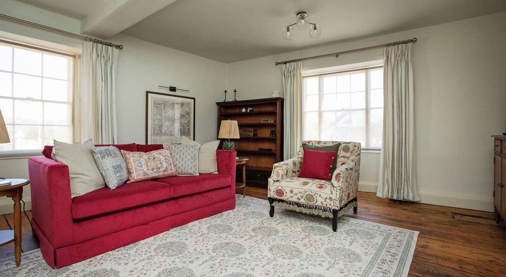 traditional apartment | living area | tv