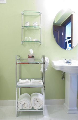 Ducha, artículos de tocador gratuitos, toallas