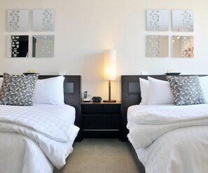 Escritorio, tabla de planchar con plancha, wifi gratis y ropa de cama 