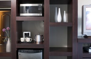 Desk, iron/ironing board, free WiFi, bed sheets - Mark Twain Hotel (Peoria)