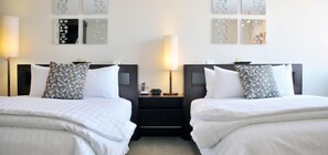 Escritorio, tabla de planchar con plancha, wifi gratis y ropa de cama 