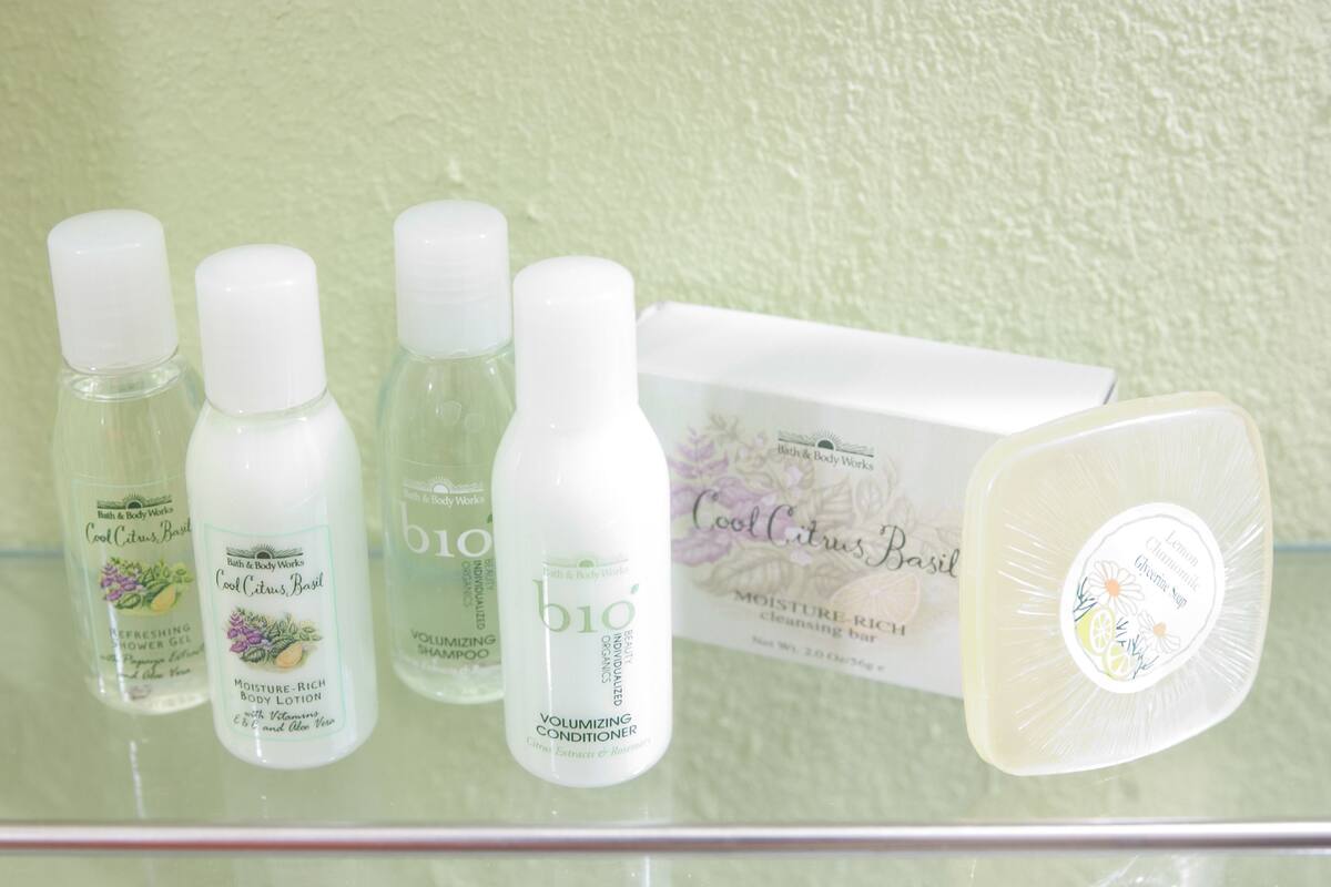 Shower, free toiletries, towels