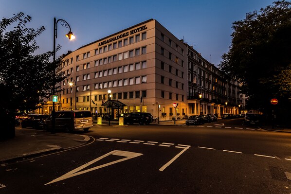 Fassade der Unterkunft – Abend/Nacht