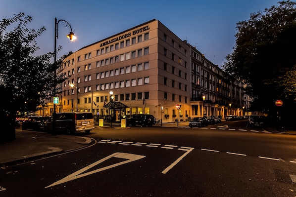 Fassade der Unterkunft – Abend/Nacht