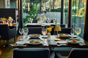 حيث تُقدم وجبات الإفطار، الغداء، العشاء، الأطباق الأيرلندية