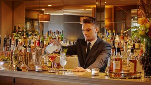 Un bar où un barman prépare un cocktail.