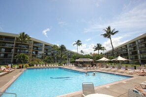 สระว่ายน้ำกลางแจ้ง เปิด 8:00 น. ถึง 22:00 น., ร่มริมสระว่ายน้ำ