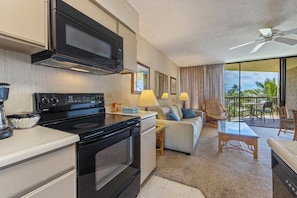 Economy Condo, 1 Bedroom, Ocean View | Private kitchen | Fridge, microwave, oven, stovetop