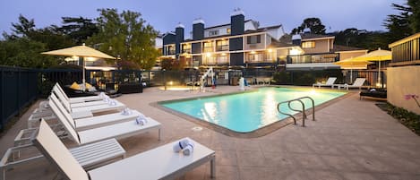 Hồ bơi ngoài trời, hồ bơi nước nóng, dù/ô trên bãi biển/hồ bơi